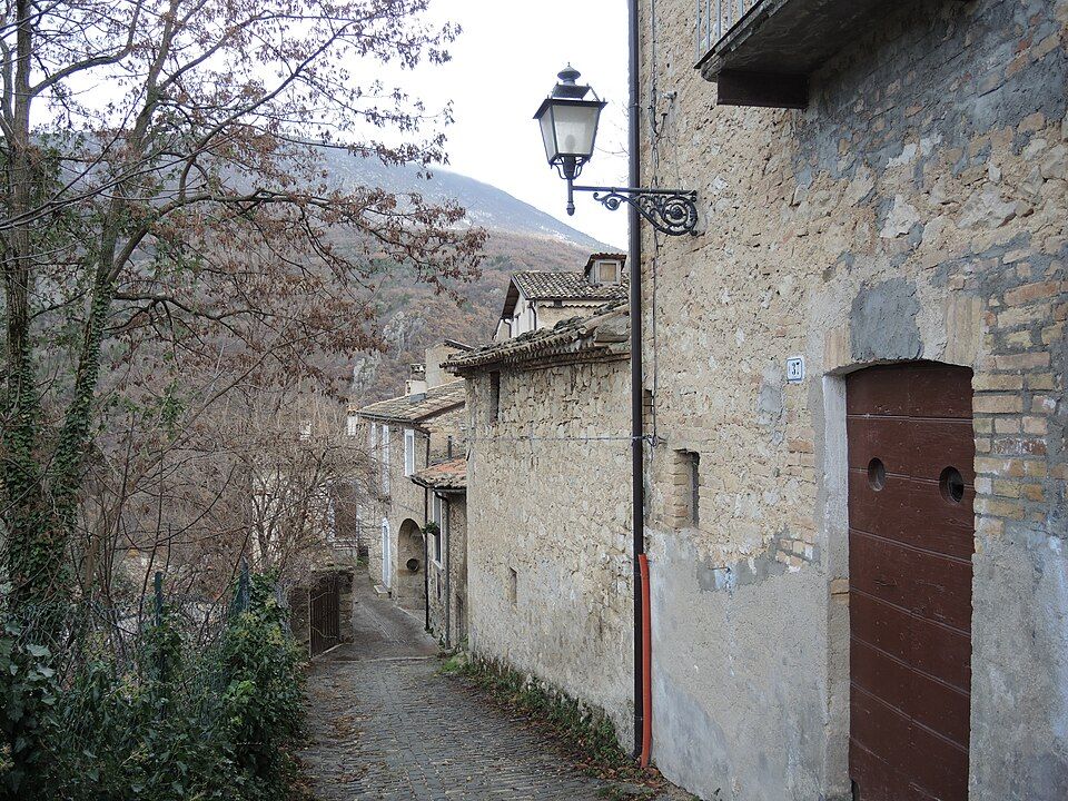 Uličky a kamenné domy v Anversa degli Abruzzi