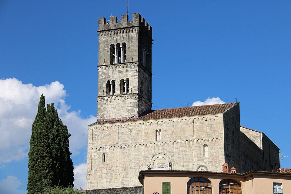 Románský dóm San Cristoforo na vrcholu kopce v Barze