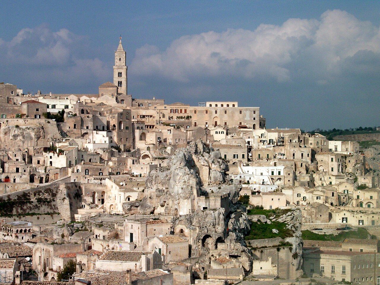 Panorama jeskynního města Sassi di Matera s katedrálou na hřebeni