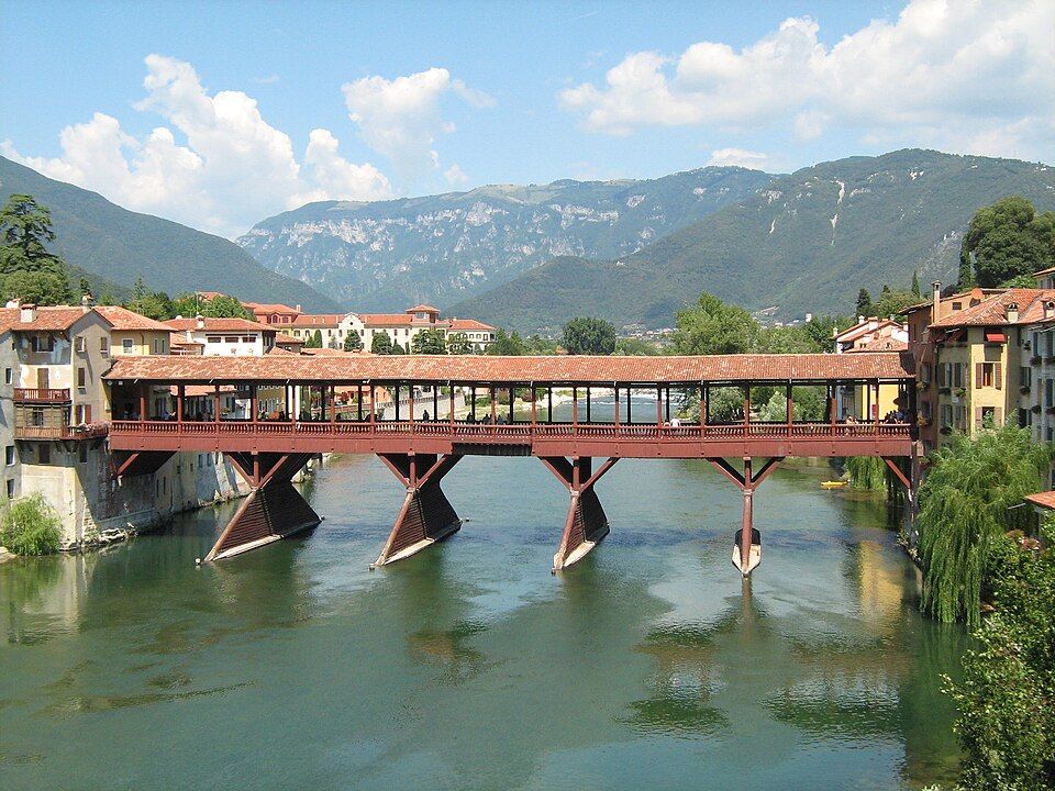 Interiér krytého dřevěného mostu Ponte degli Alpini
