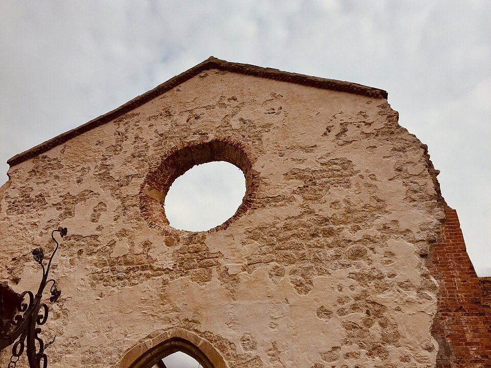 Kostel ve Venzone z pohledu uličky historického centra