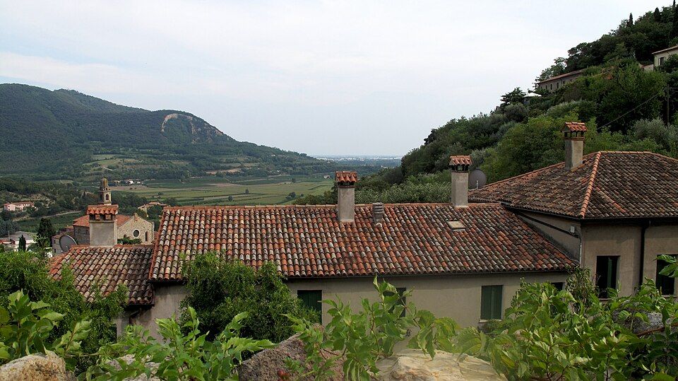 Pohled na historické jádro Arquà Petrarca a okolní vinice
