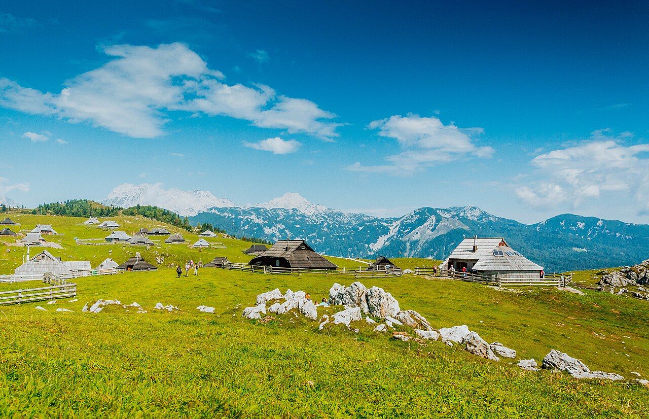 Panoramatický pohled na vysokohorskou pastvinu Velika planina se šindelovými boudami a horskými loukami