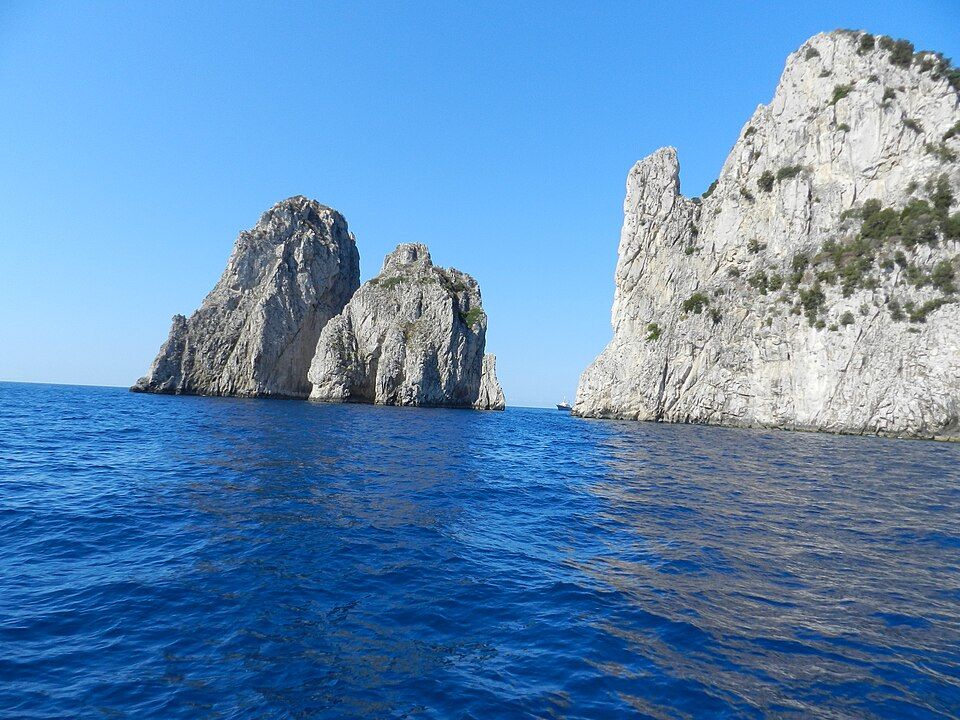 Pohled na ostrov Capri se skalami a mesteckem na hrebeni