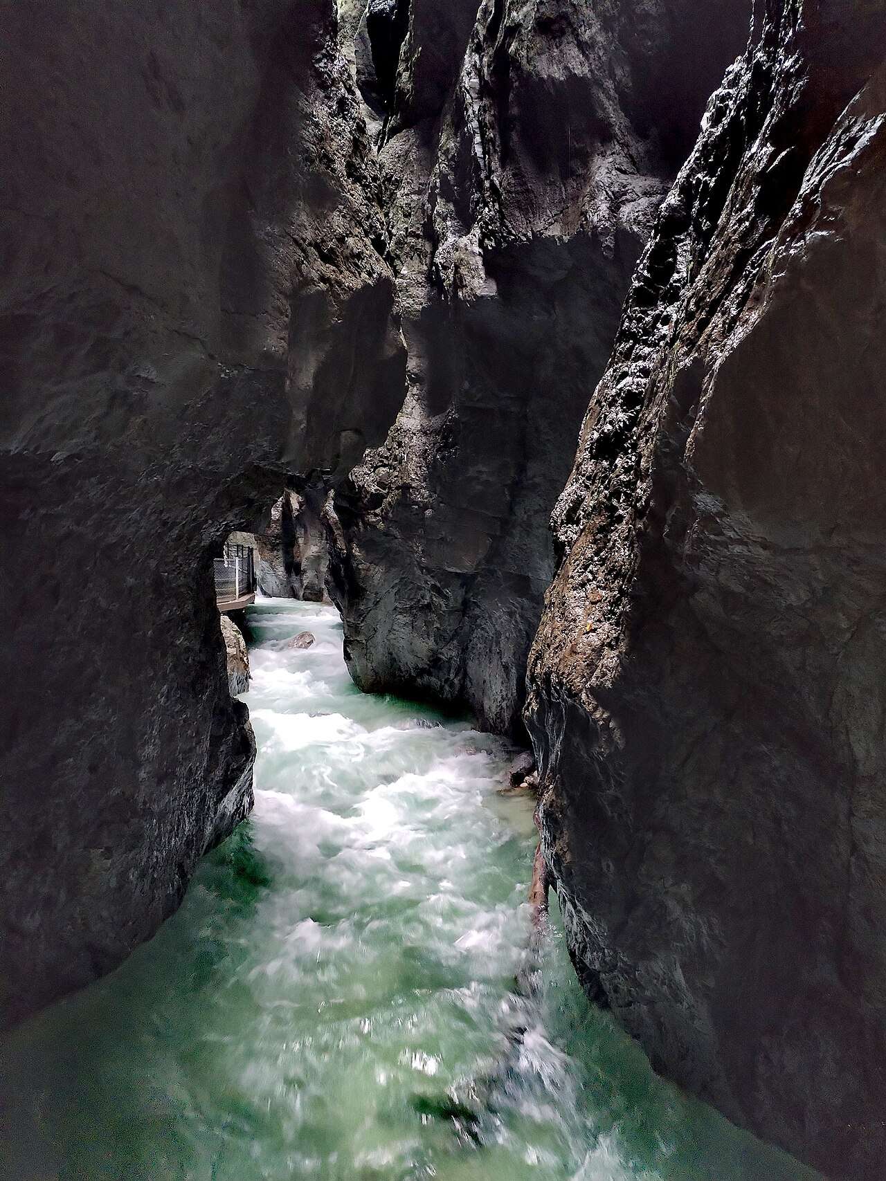 Vodopády a skalní stěny v soutěsce Partnachklamm