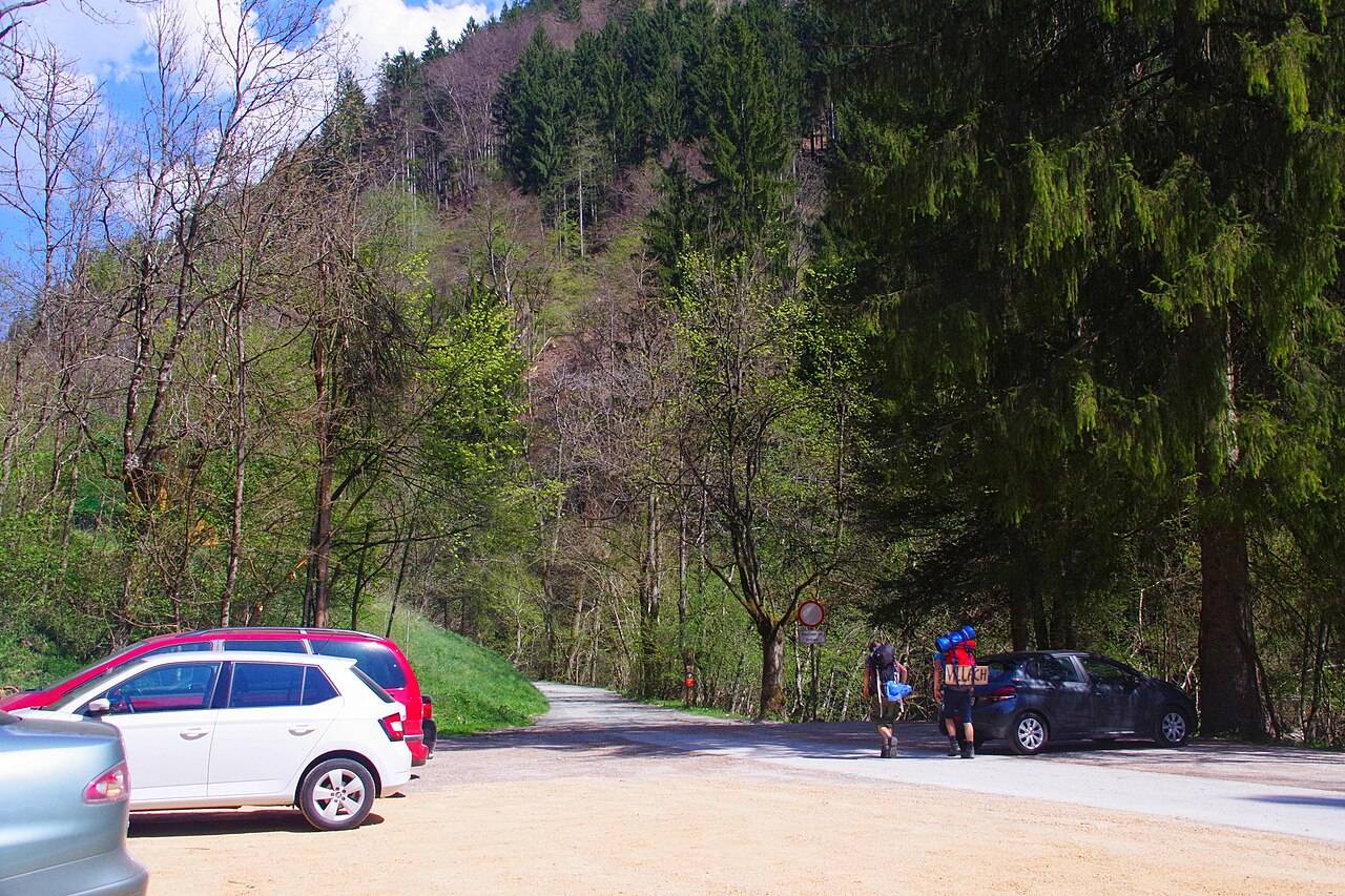 Dřevěné lávky v soutěsce Vintgar nad průzračnou tyrkysovou řekou Radovnou