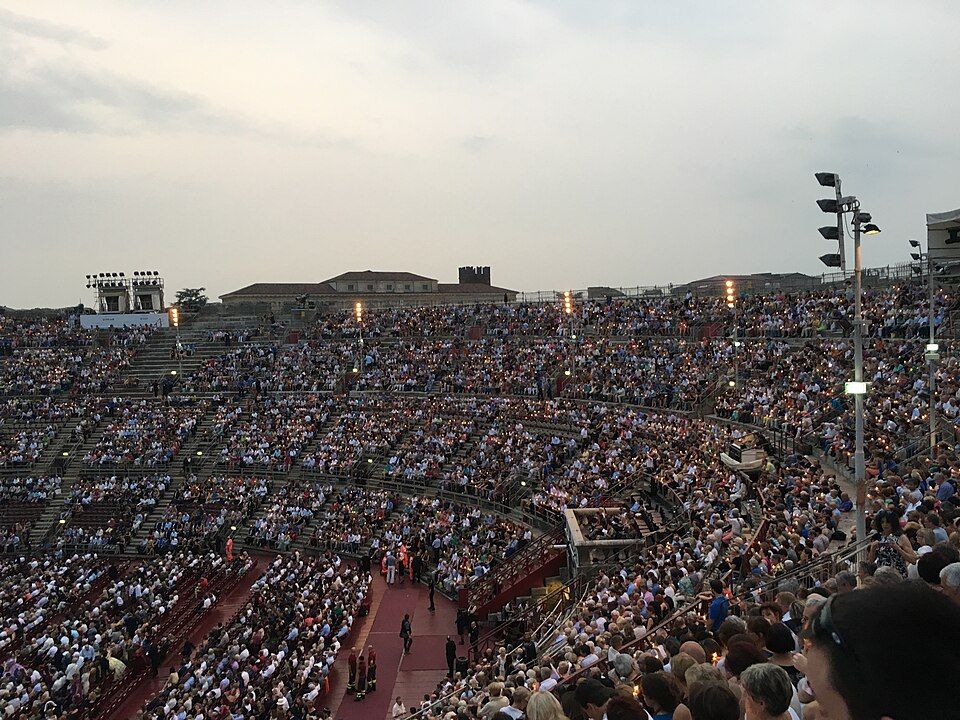 Kamenné stupně a oblouky uvnitř Areny di Verona