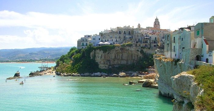 Vieste a pobřeží Gargana s útesy nad mořem