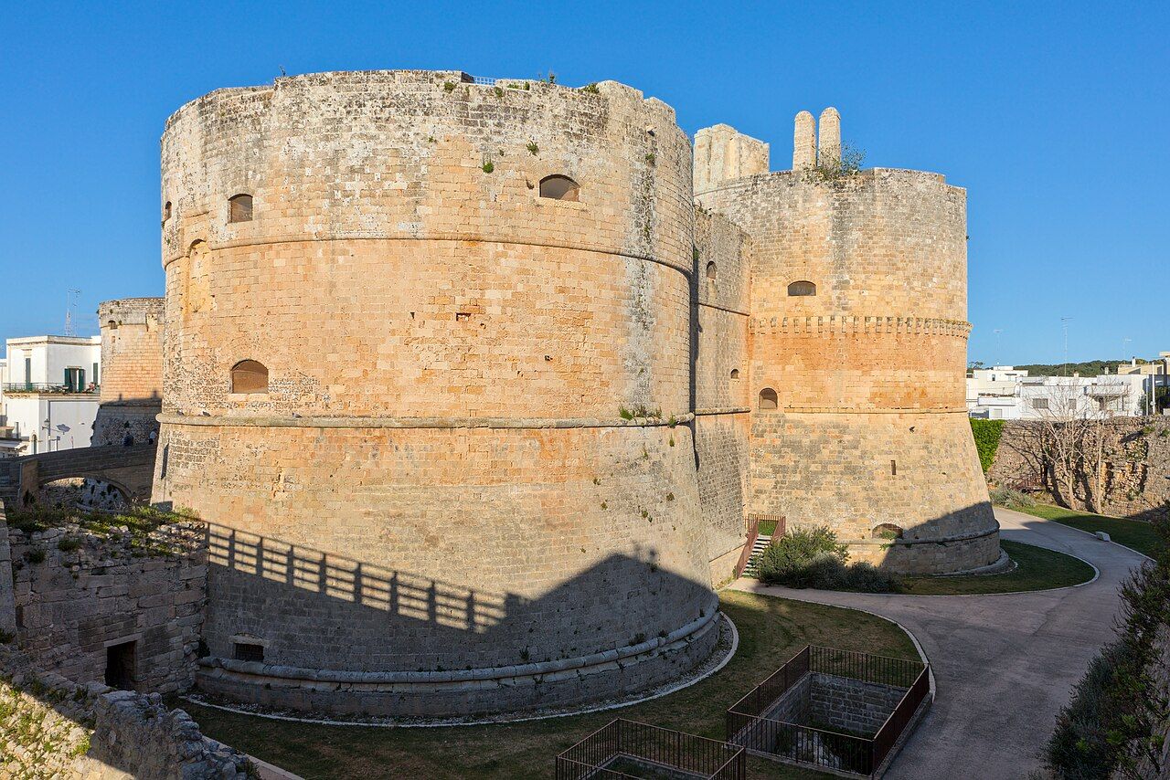Mohutný aragonský hrad v Otrantu s kruhovými baštami