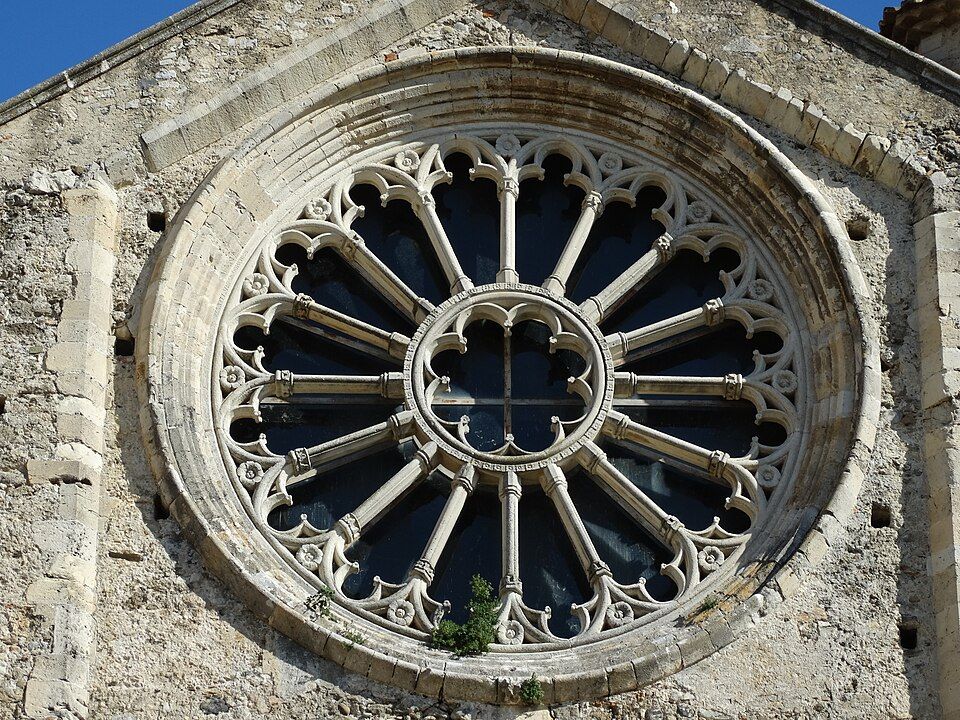 Gotický portál kostela Santa Maria della Consolazione s lomeným obloukem
