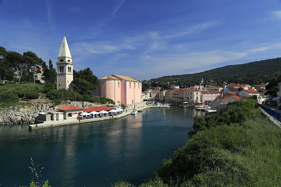 Přístavní zátoka s kostelem sv. Antonína ve Veli Lošinj