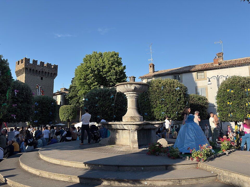 Kašna na Piazza Umberto I ve Vitorchiano ve večerním osvětlení