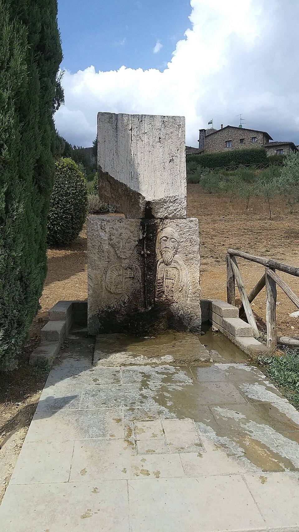 Stará kamenná studna a poutnická fontána v Monteriggioni