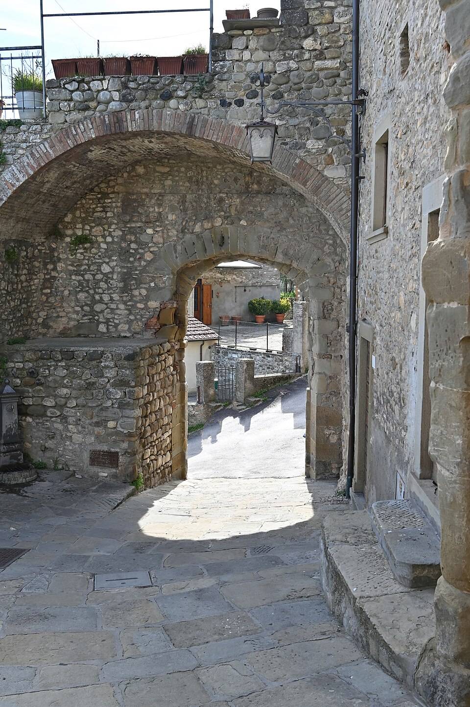 Středověká brána Porta Sant'Angelo v hradbách Anghiari