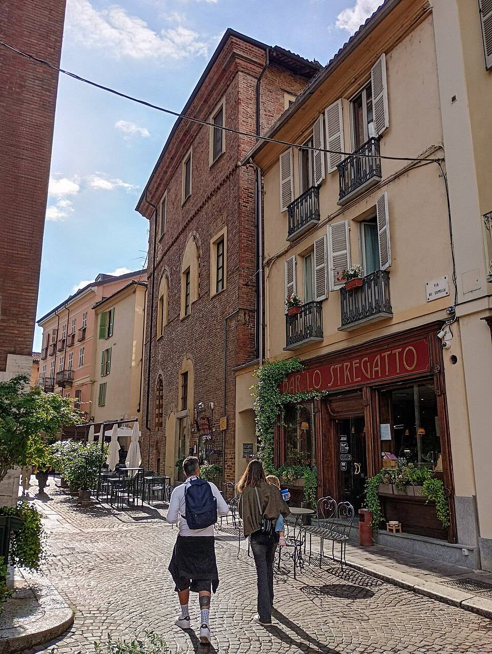 Úzká ulice Via dei Cappellai v historickém centru Asti
