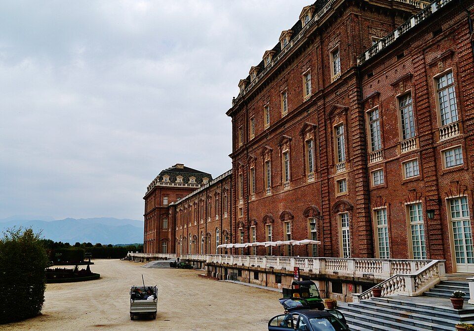 Vnější pohled na barokní palác Venaria Reale