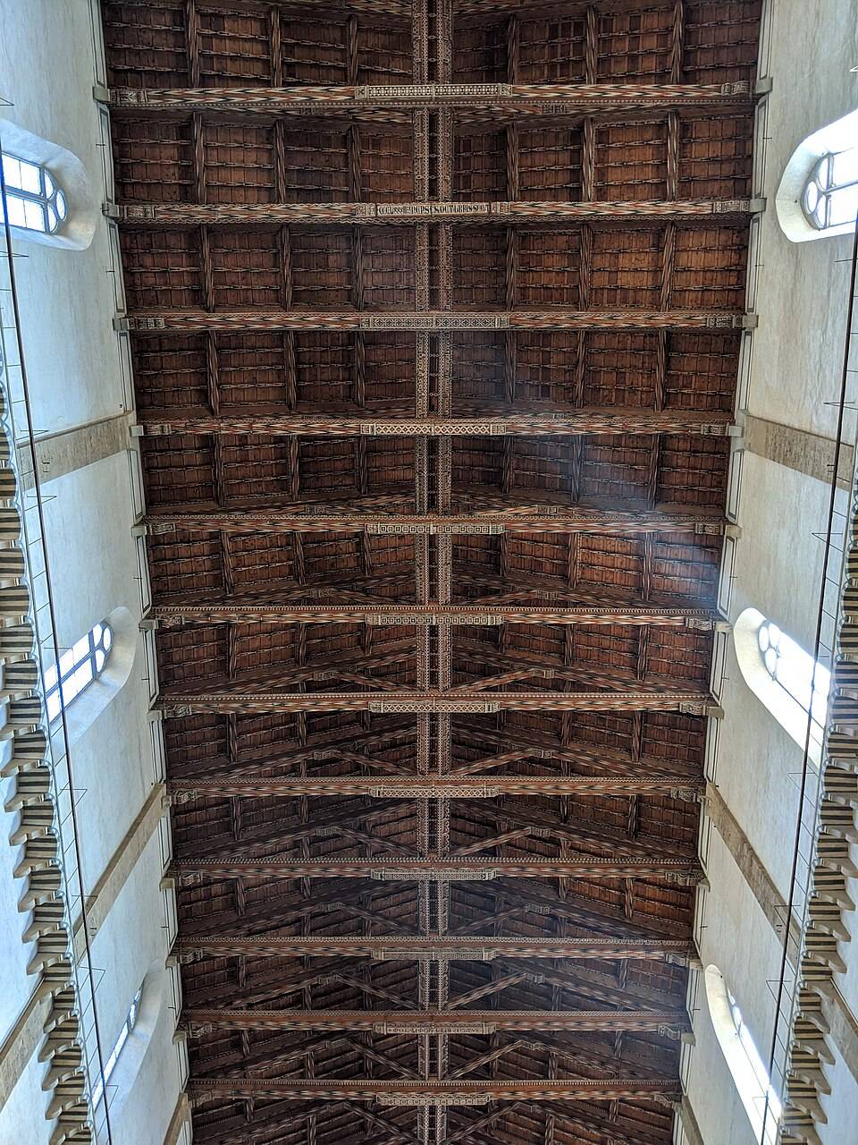 Dřevěný trámový strop hlavní lodi baziliky Santa Croce
