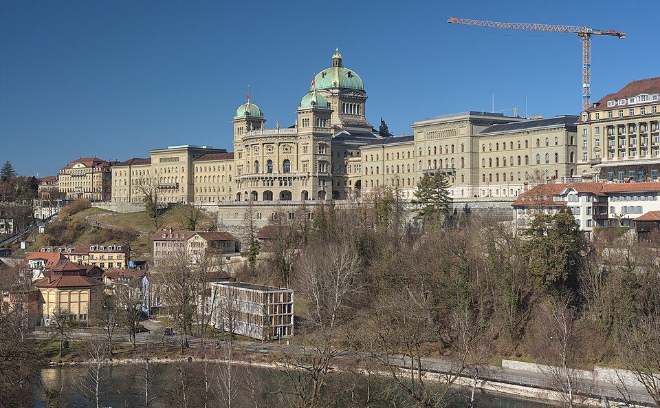 Budova švýcarského parlamentu Bundeshaus v Bernu