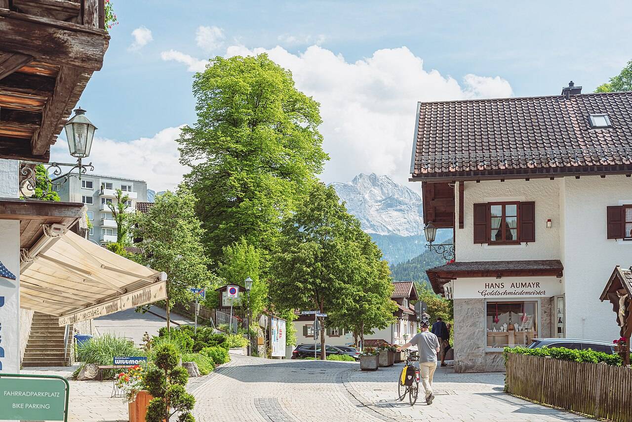 Malované bavorské domy na ulici Ludwigstraße v Partenkirchenu