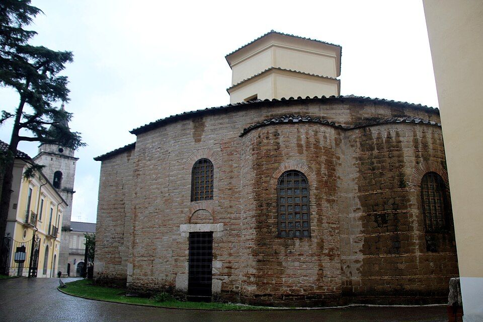 Langobardský kostel Santa Sofia v Beneventu zvenčí
