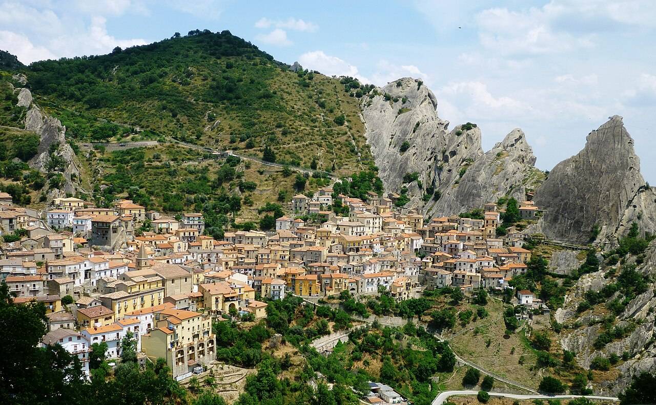 Castelmezzano vklíněné mezi skalní věže Lukánských Dolomit
