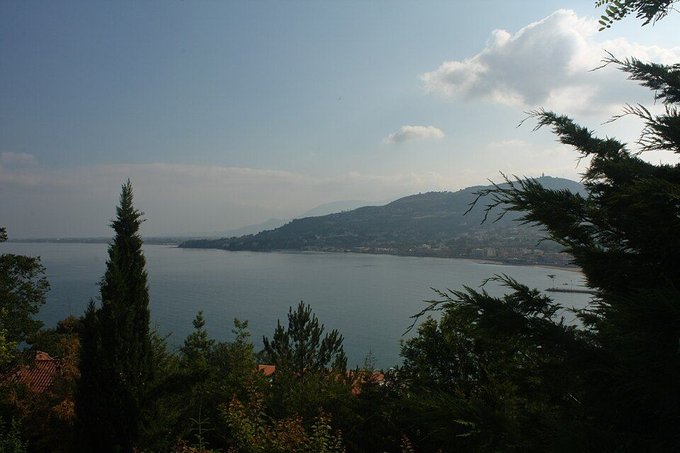 Agropoli — pohled na střechy a věže centra