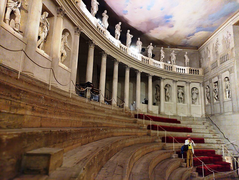 Stupňovité hlediště Teatro Olimpico korunované kolonádou se sochami