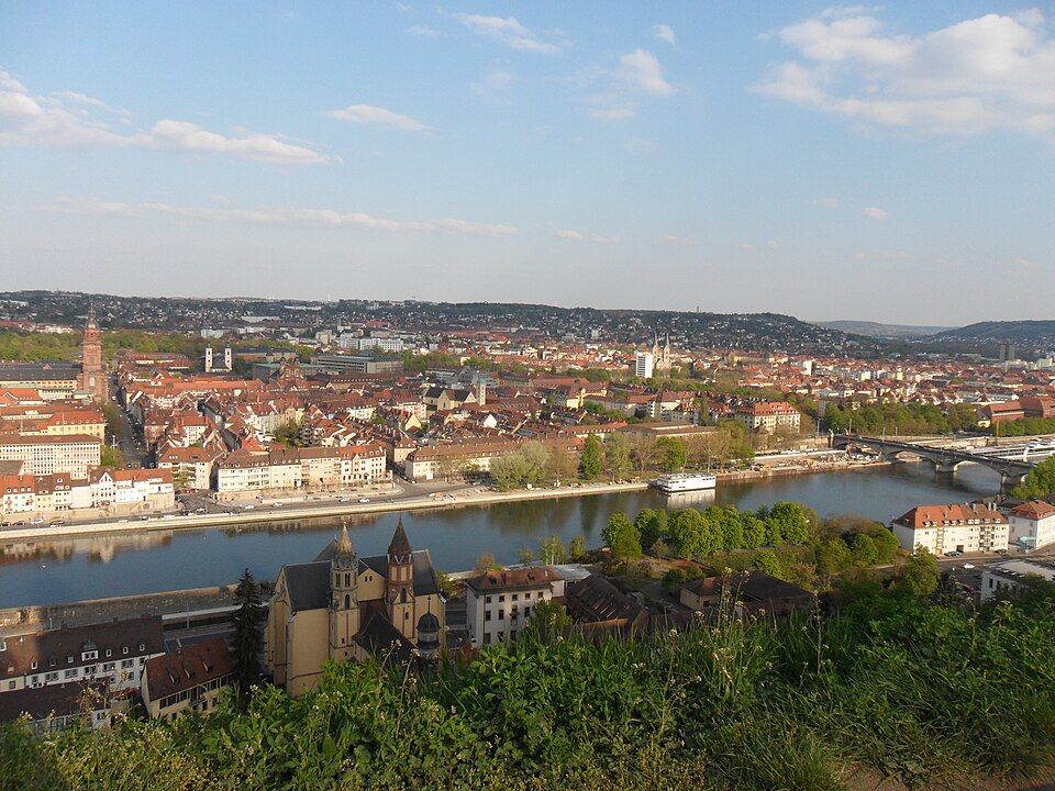 Panorama Würzburgu s věžemi starého města a řekou Mohan