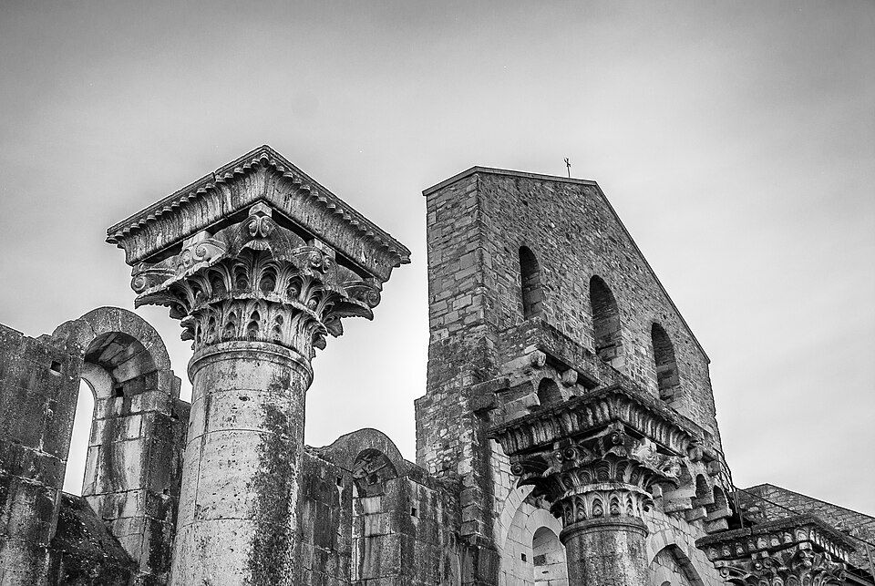 Náměstí nebo ulička historické Venosy s kamennou dlažbou a starou zástavbou