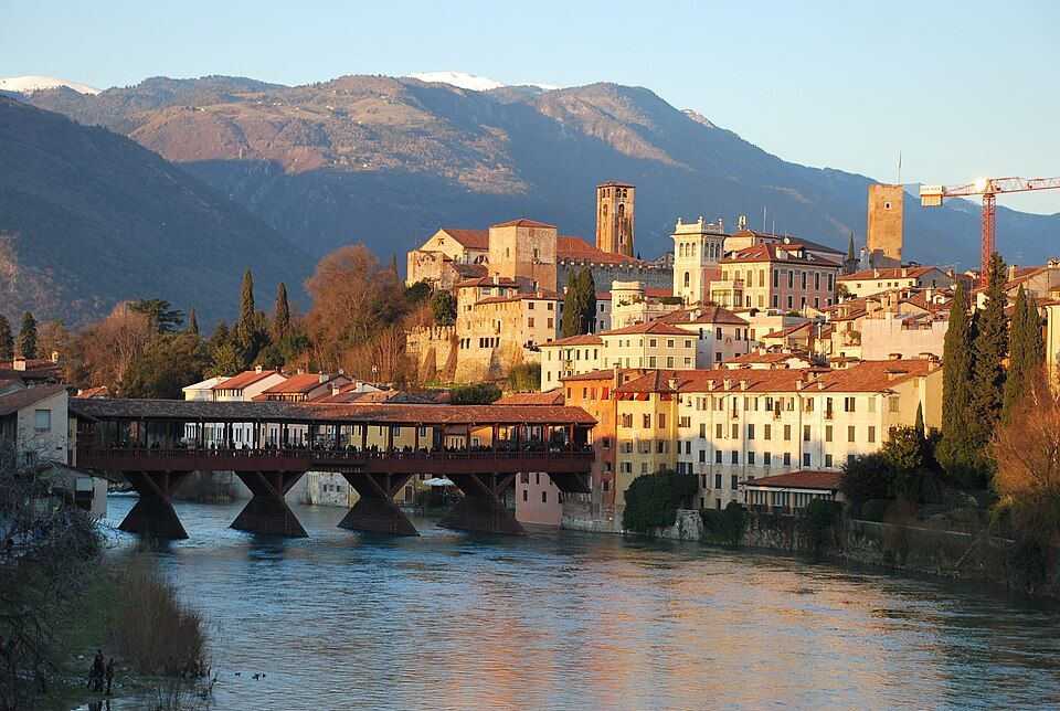 Most a zástavba Bassana del Grappa nad řekou Brentou