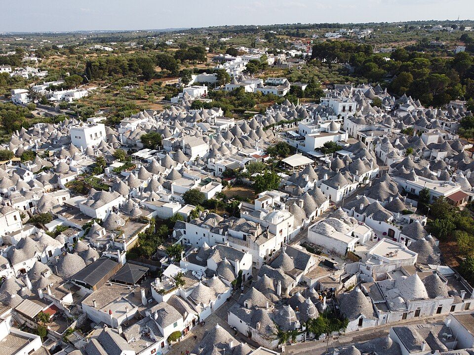 Letecký pohled na moře kuželových střech trulli