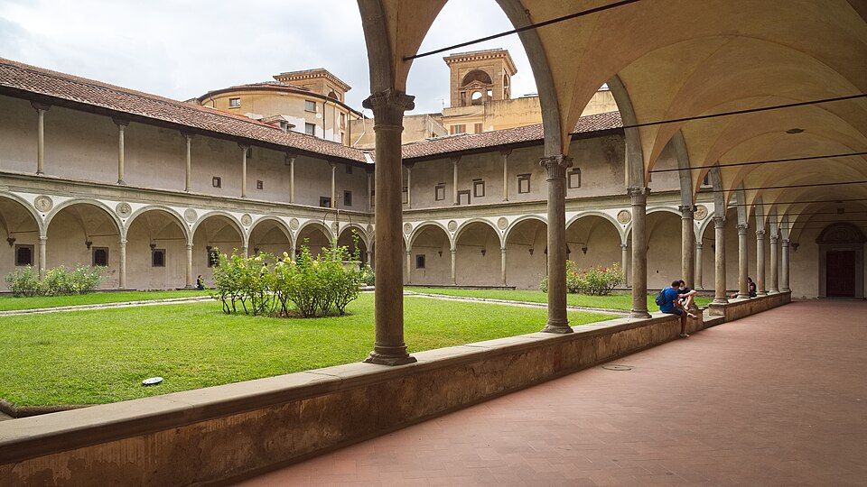 Velký klášterní dvůr (rajský dvůr) u baziliky Santa Croce