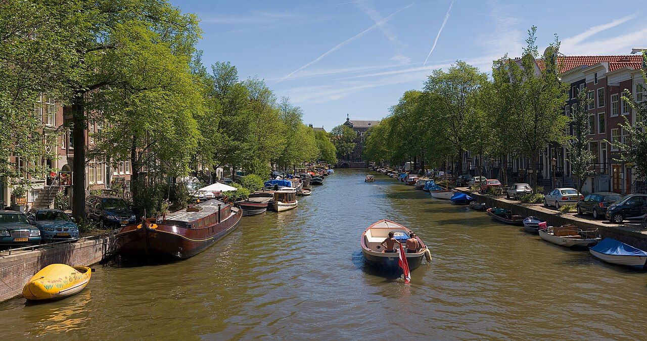 Amsterdamské kanály s historickými domy a klenutými mosty
