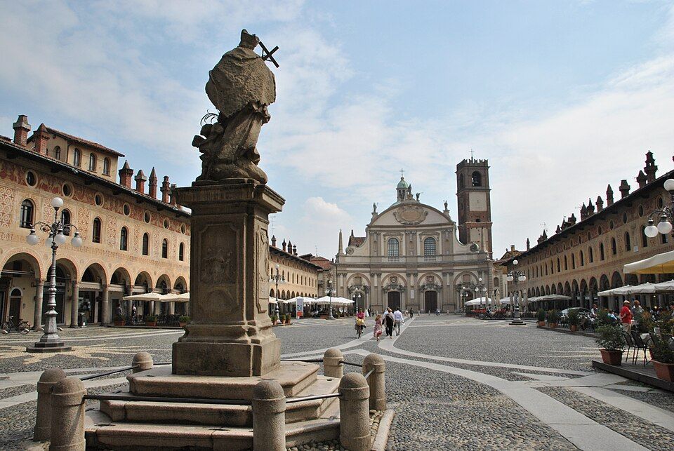 Pohled přes Piazza Ducale ve Vigevanu k vyklenuté fasádě dómu