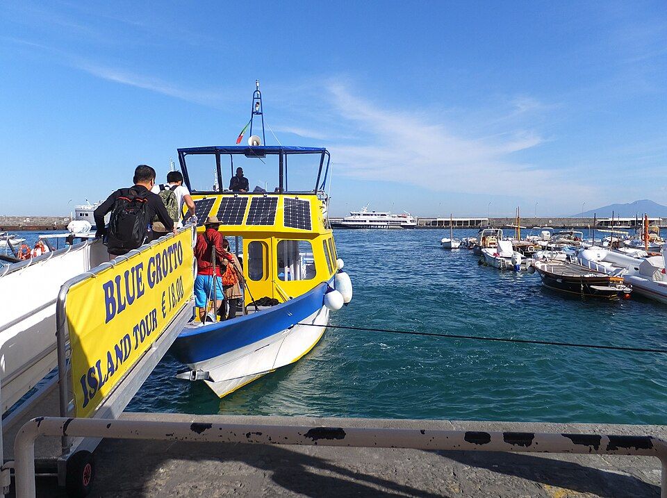 Skalnaté pobřeží Capri nad vchodem do Modré jeskyně