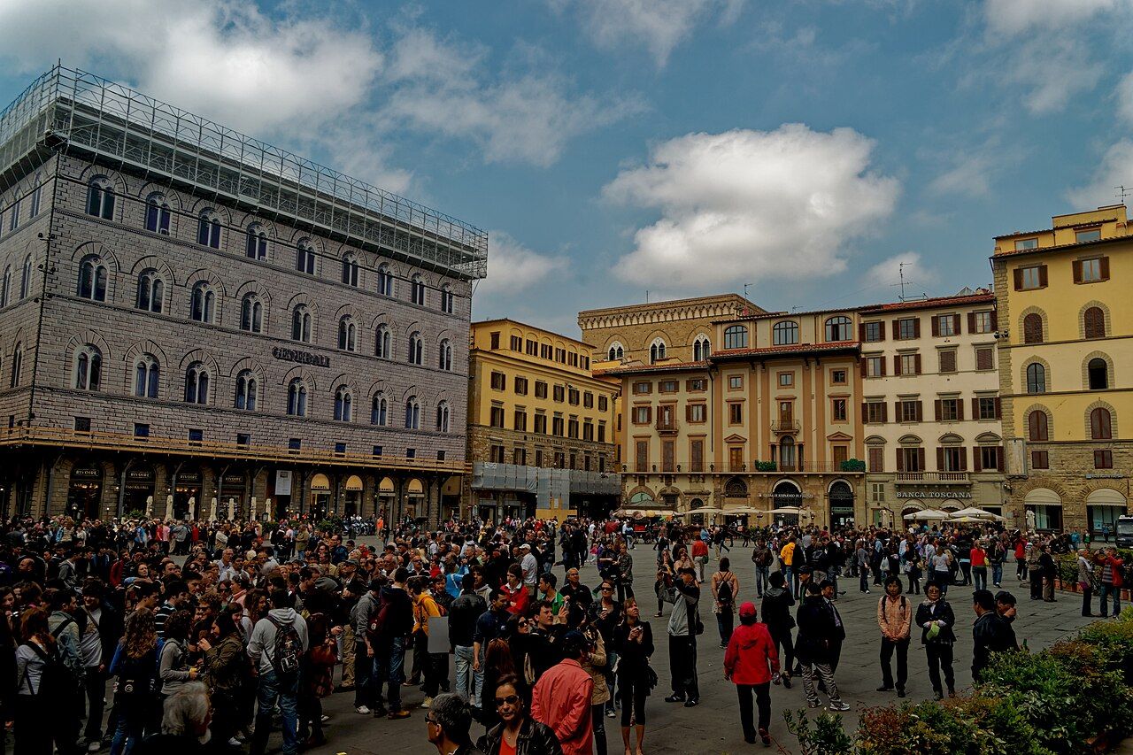 Historické centrum Florencie — Piazza della Signoria, typická ZTL zóna se zákazem vjezdu aut