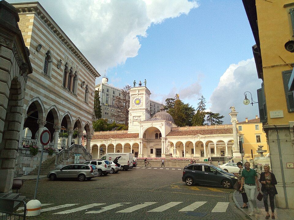 Piazza della Libertà v Udine s renesanční loggií a sloupy