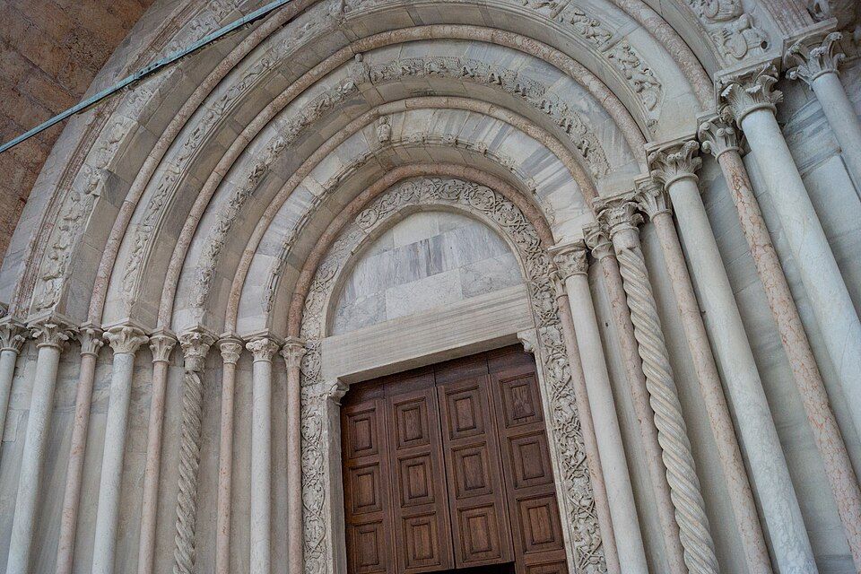 Detail vstupního portálu katedrály San Ciriaco se lvy