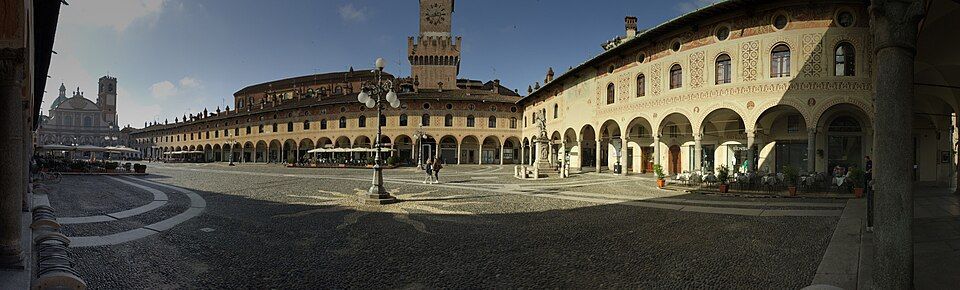 Široký pohled na renesanční náměstí Piazza Ducale ve Vigevanu