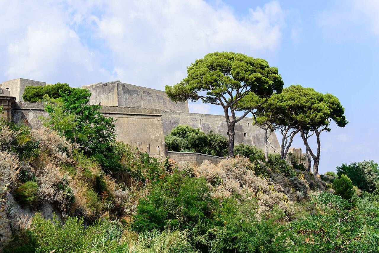 Castello Aragonese di Baia na kopci nad zálivem Campi Flegrei
