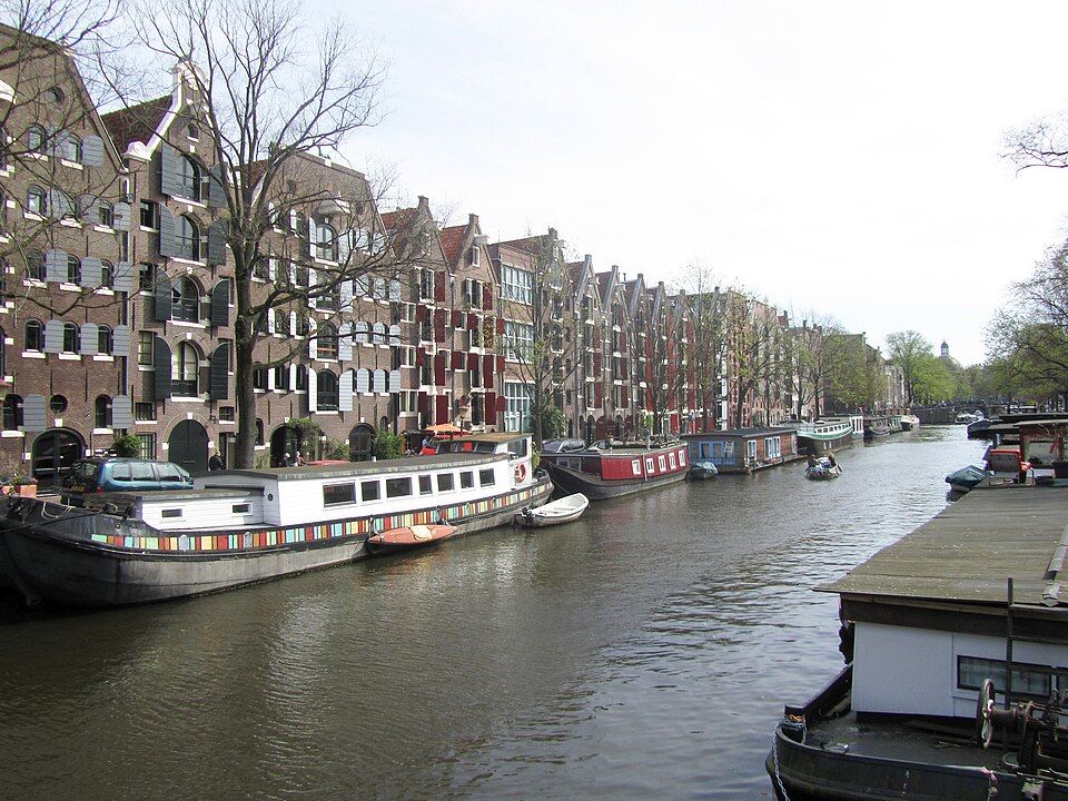 Hausbóty a obytné lodě zakotvené podél amsterdamského kanálu Brouwersgracht