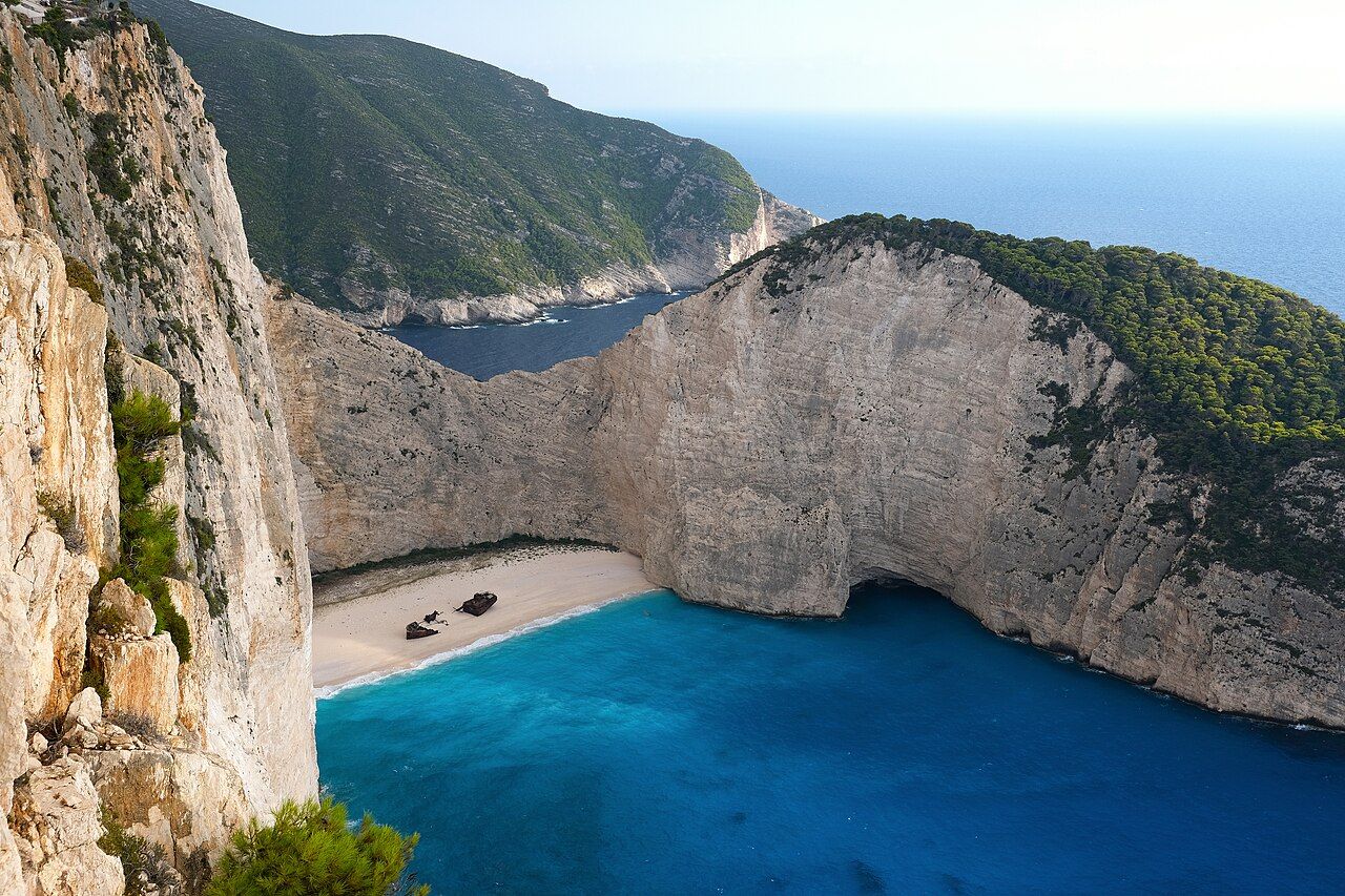 Pláž Navagio na Zakynthu s vrakem lodi v zátoce mezi bílými útesy