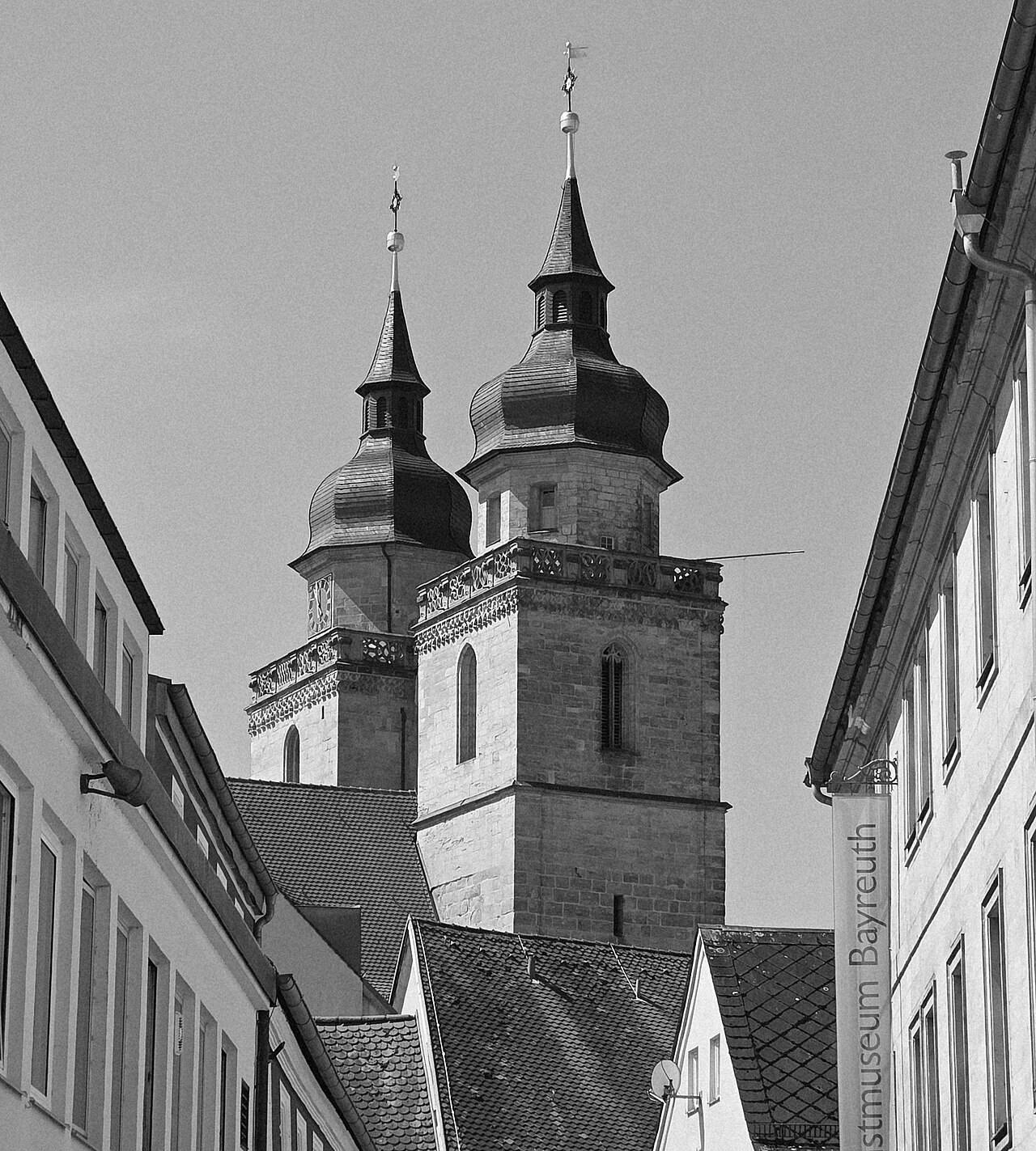Věže městského kostela Nejsvětější Trojice v Bayreuthu