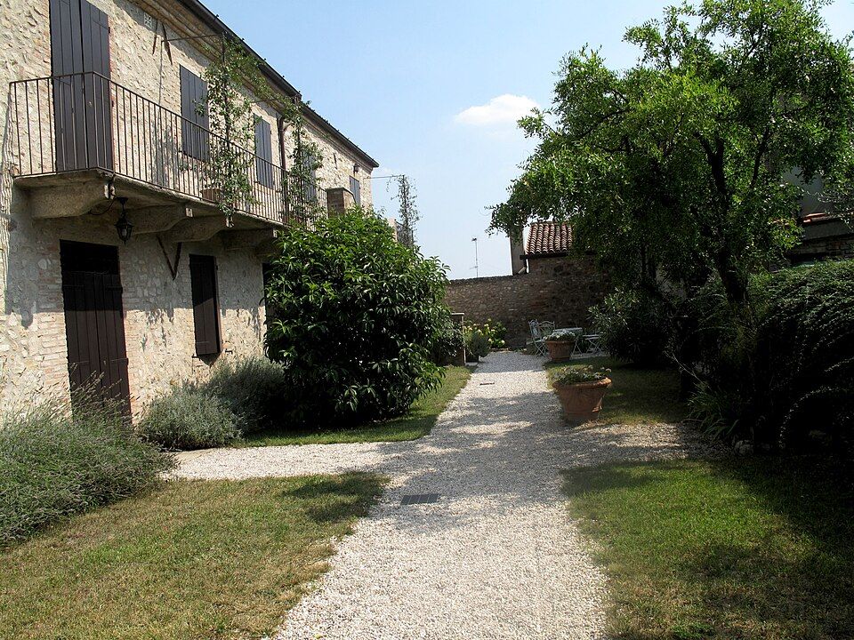 Pohled do uličky Arquà Petrarca s kamennými středověkými domy