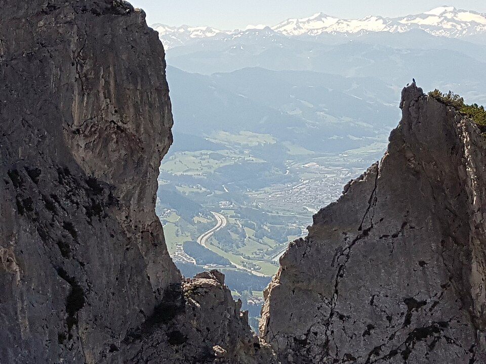 Cesta mezi skalami u Eisriesenwelt