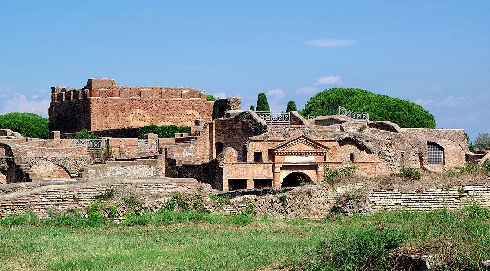 Antické sloupy v Ostia Antica