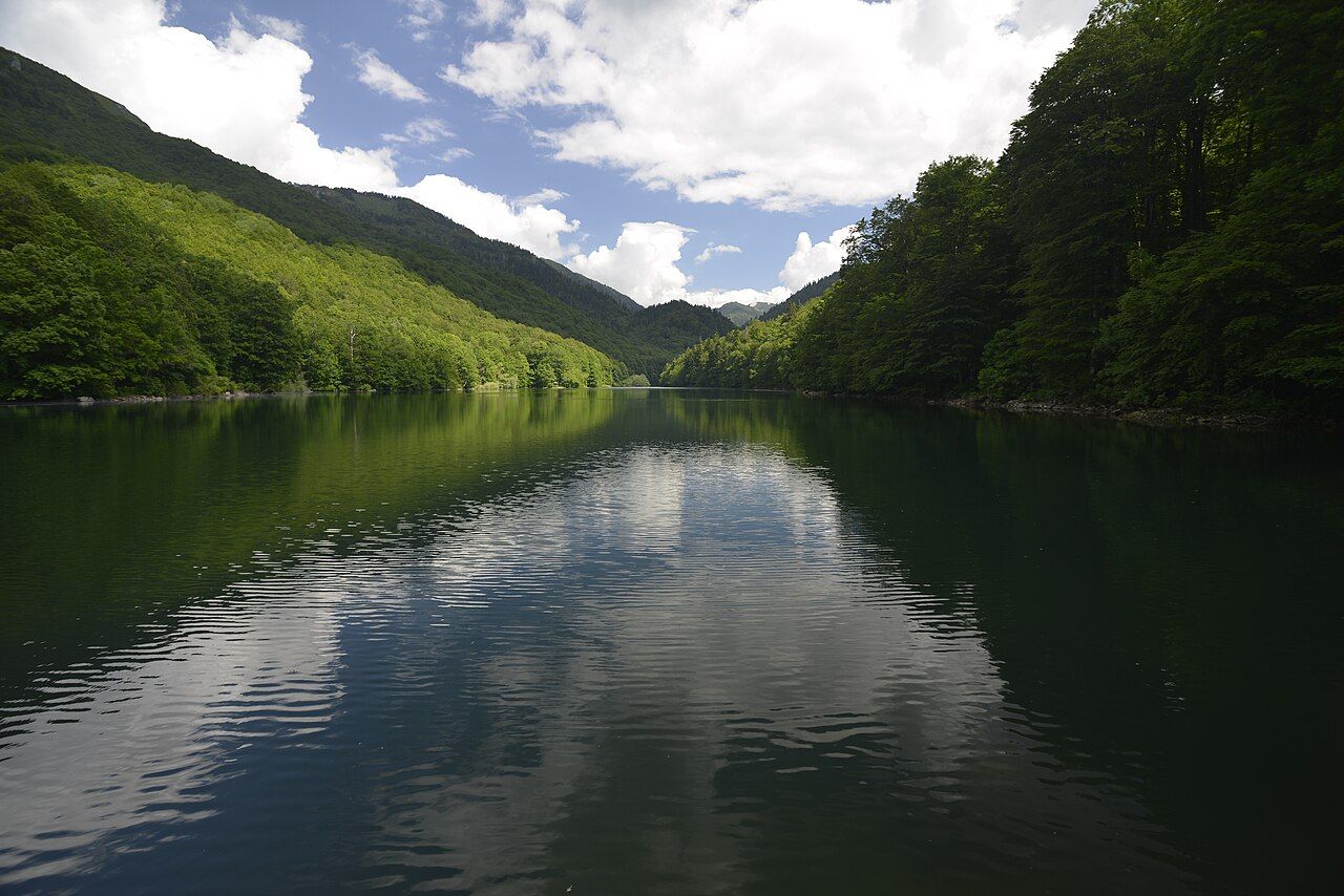 Biogradské jezero a hluboký les národního parku Biogradska Gora