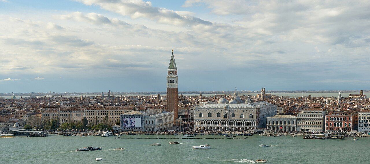 Canal Grande v Benátkách s kupolí Santa Maria della Salute za soumraku