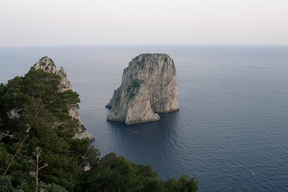 Pobrezí ostrova Capri s útesy a skalami nad modrým morem