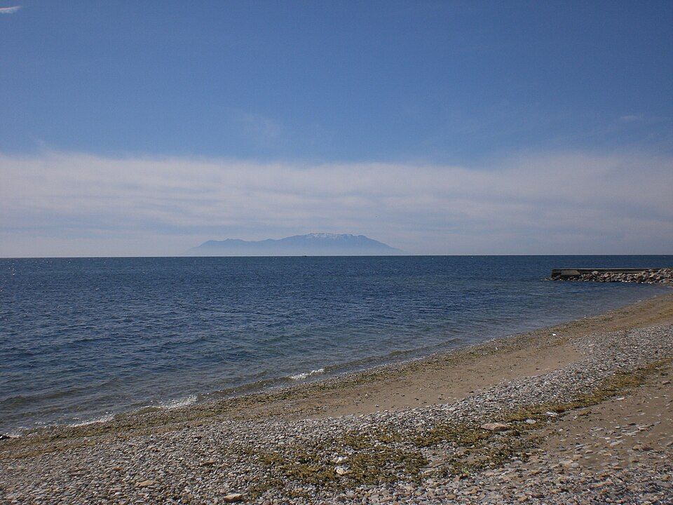 Pláž a ostrov Samothraki od Alexandroupole